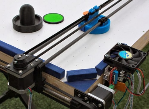 技术帝用3D打印机制成“空气曲棍球桌” 还支持人机对战图1