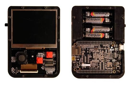 老外用BeagleBone Black做的掌上游戏机图1