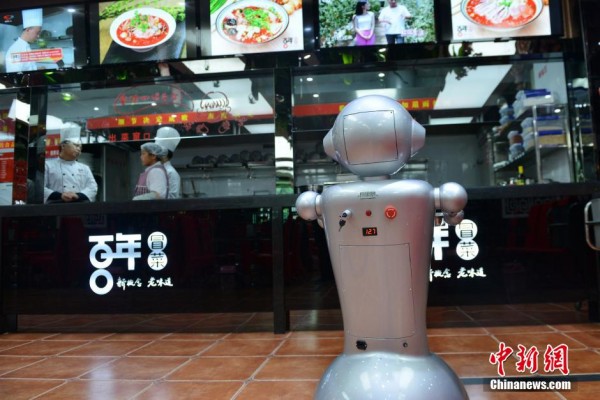 成都首家机器人主题餐厅吸引美女食客尝鲜图3