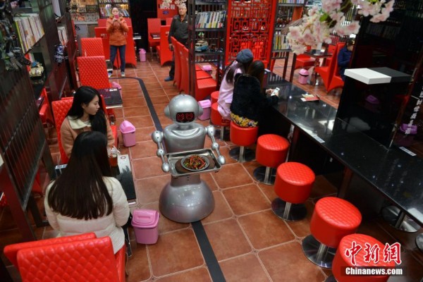 成都首家机器人主题餐厅吸引美女食客尝鲜图8