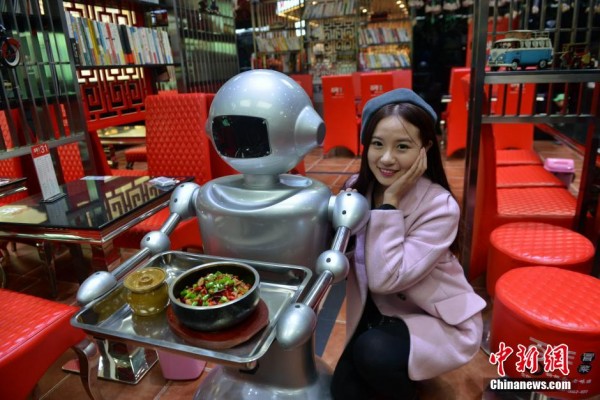 成都首家机器人主题餐厅吸引美女食客尝鲜图6