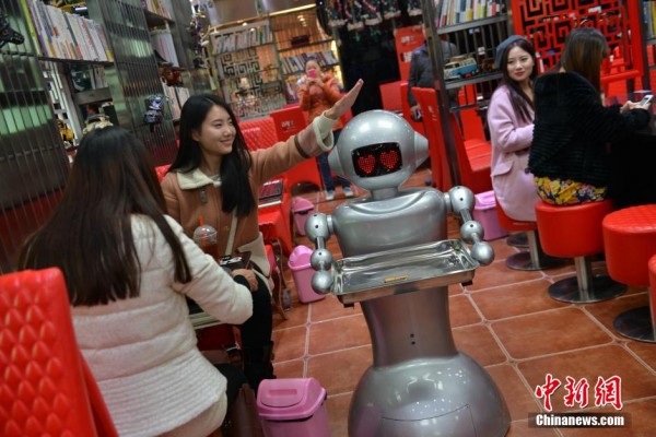 成都首家机器人主题餐厅吸引美女食客尝鲜图5