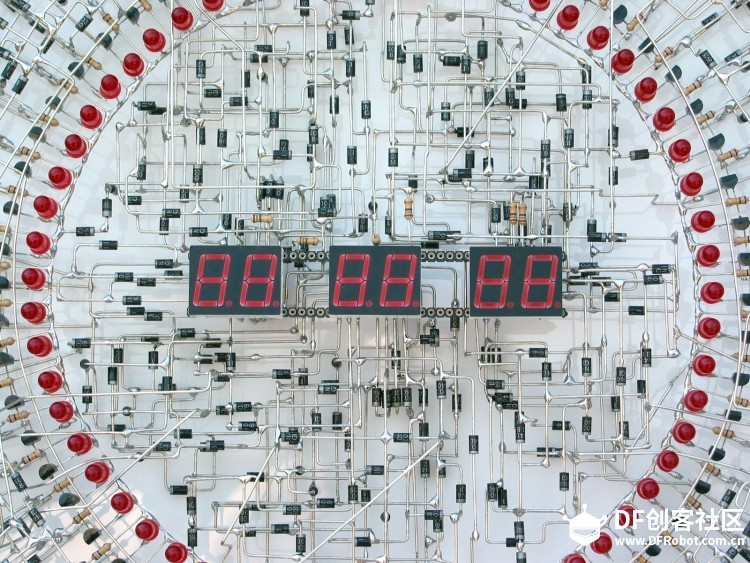 用2,153个电子元件做一个纯逻辑电路的时钟图6