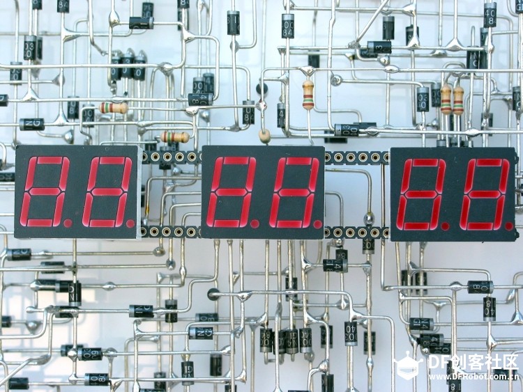 用2,153个电子元件做一个纯逻辑电路的时钟图7