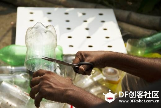 仅用36个塑料瓶，孟加拉国发明家造了个不用电的自然空调图1