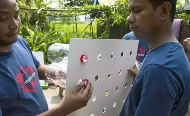 仅用36个塑料瓶，孟加拉国发明家造了个不用电的自然空调图9
