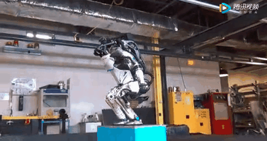 波士顿动力机器人最新视频！Atlas上演后空翻动作简直完美...图1