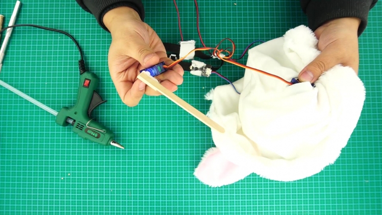 用肌电传感器改造一个兔子帽子图36