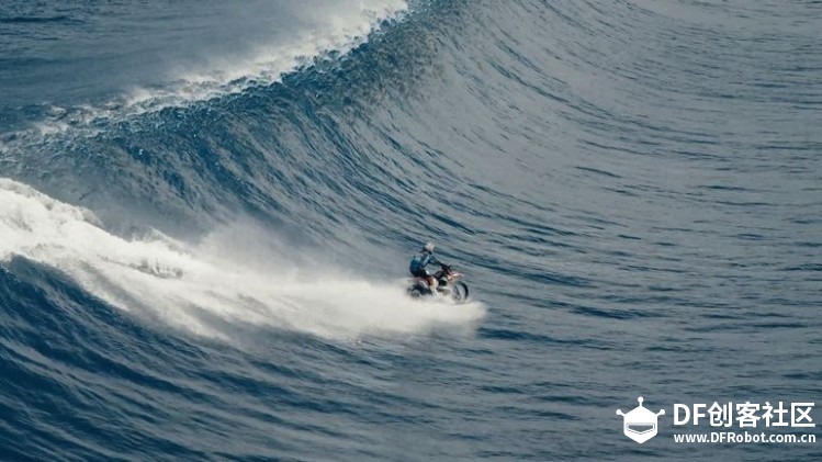 冲浪板冲浪算什么 你见过用摩托车冲浪吗？图1