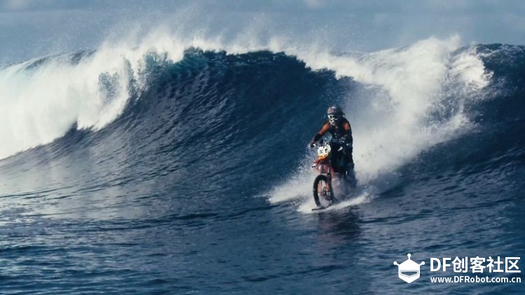 冲浪板冲浪算什么 你见过用摩托车冲浪吗？图2