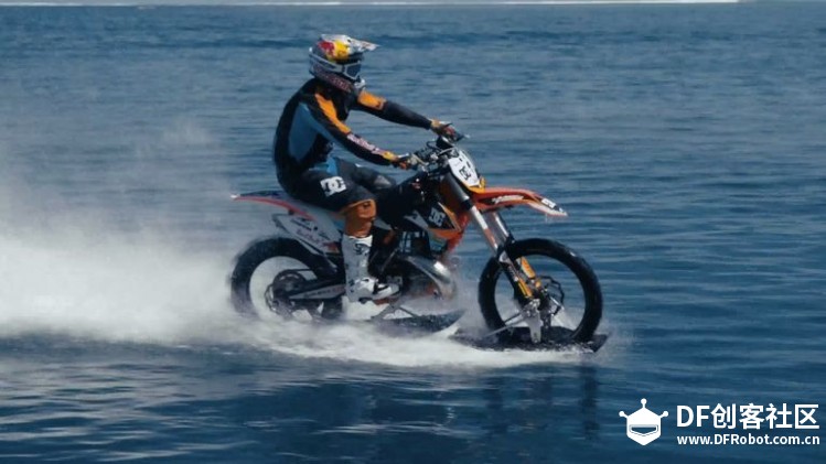 冲浪板冲浪算什么 你见过用摩托车冲浪吗？图3