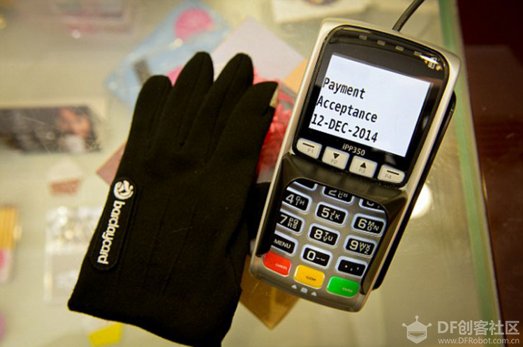 英国公司发明智能手套 挥挥手即可付账图1