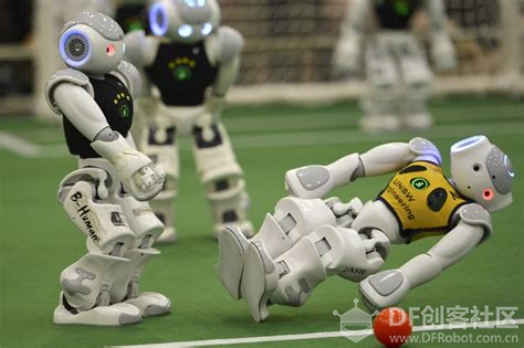 Robot cup 2012 中的机器人图1