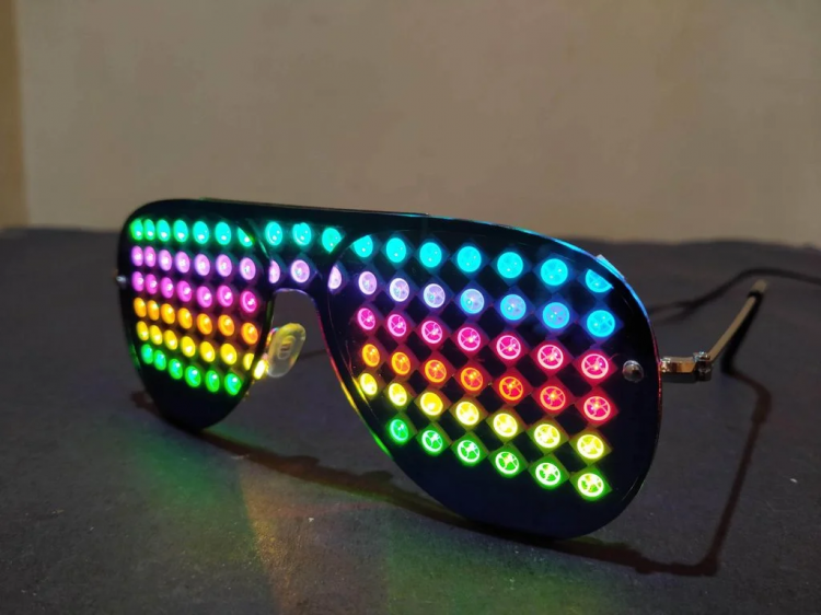 小哥自制RGB动感眼镜，戴上它，你就是那个最“亮”的仔！图1