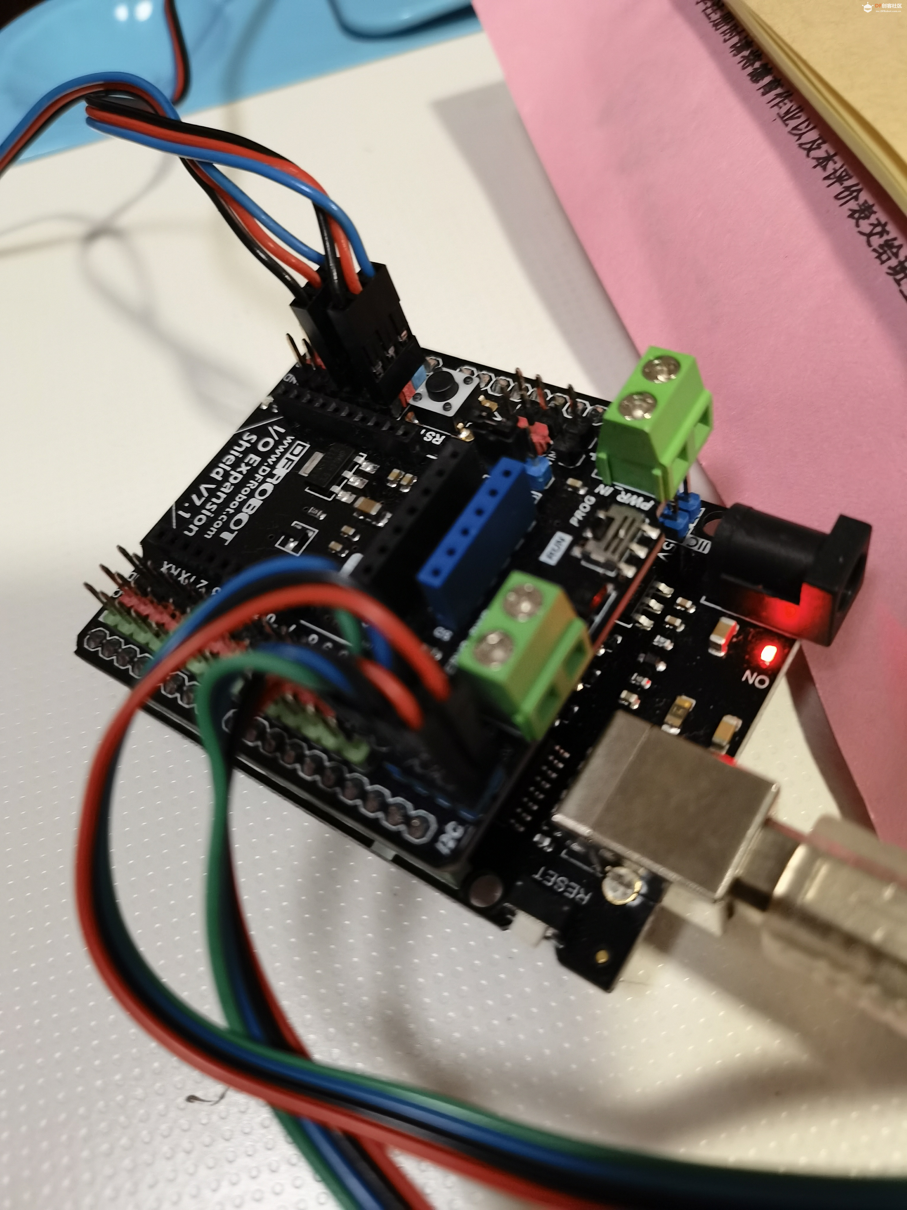 请问超声波传感器要如何连接到Arduino Uno主板上呢？图1