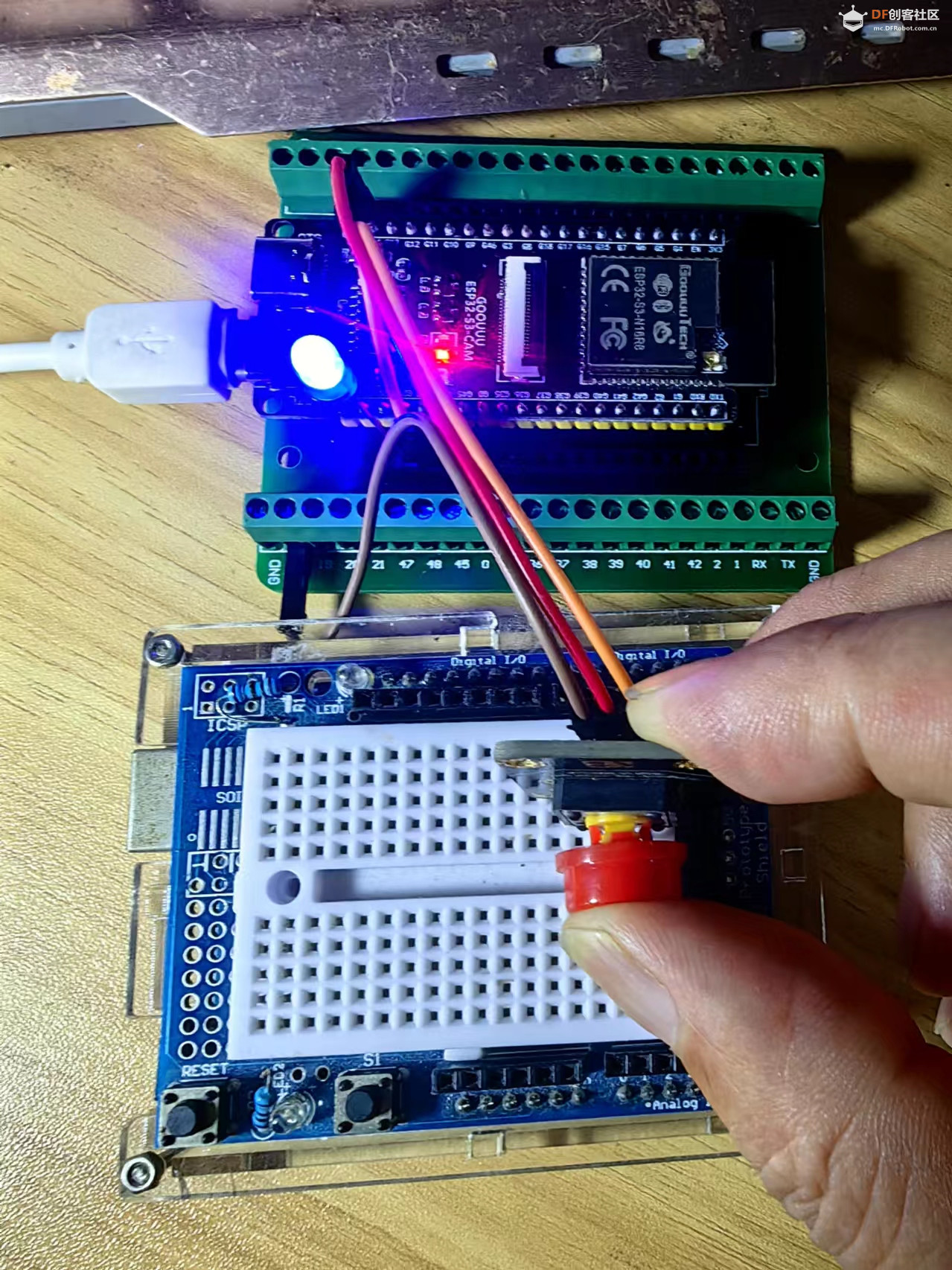 【花雕学编程】Arduino动手做（232）---ESP32S3 CAM按钮控制LED图1