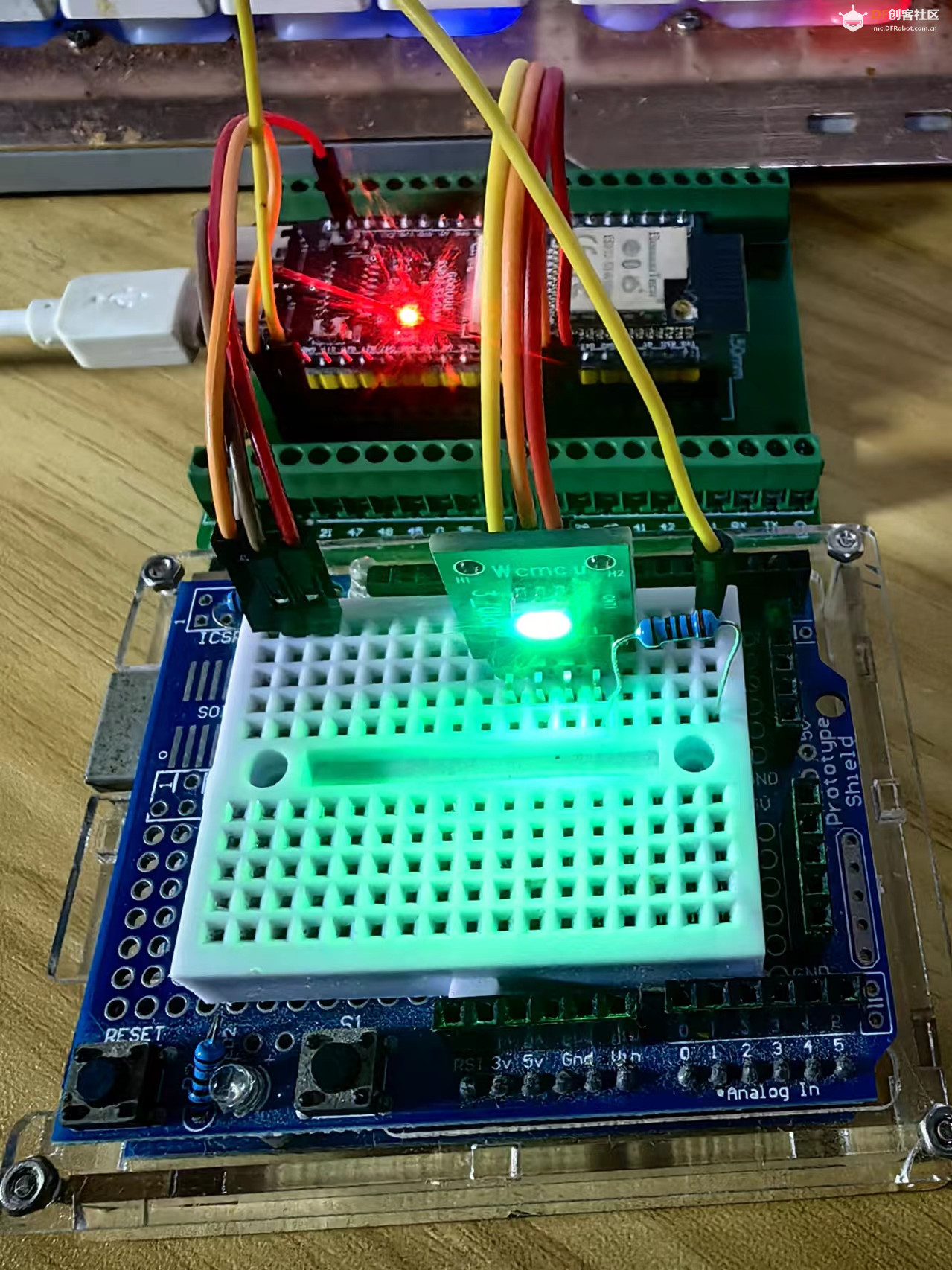 【花雕学编程】Arduino动手做（232）---ESP32S3 CAM随机颜色灯图1