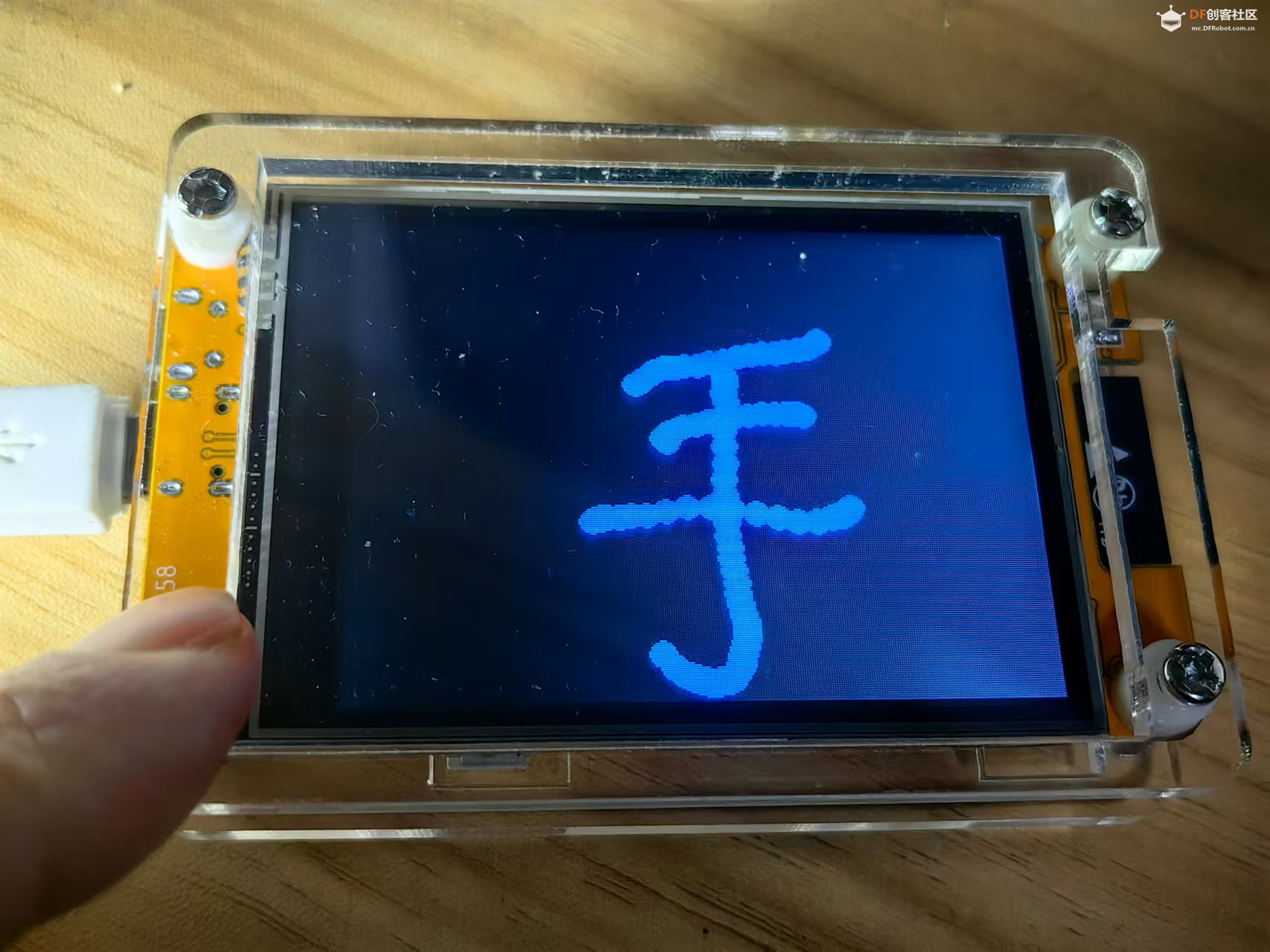 【花雕学编程】Arduino动手做（238）--ESP32 CYD 触屏手指...图1
