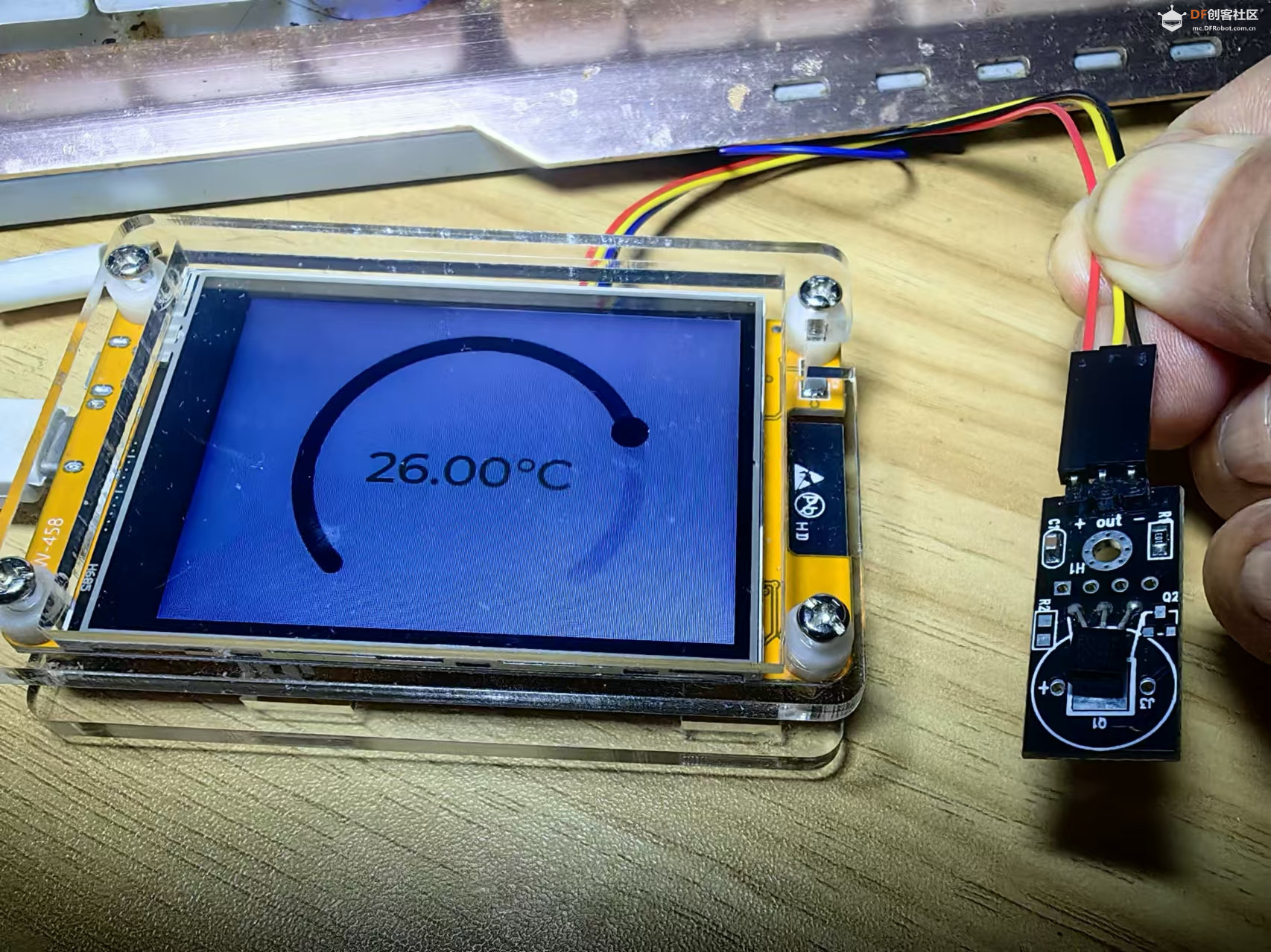 【花雕学编程】Arduino动手做（238）---ESP32 CYD屏显示温度图1