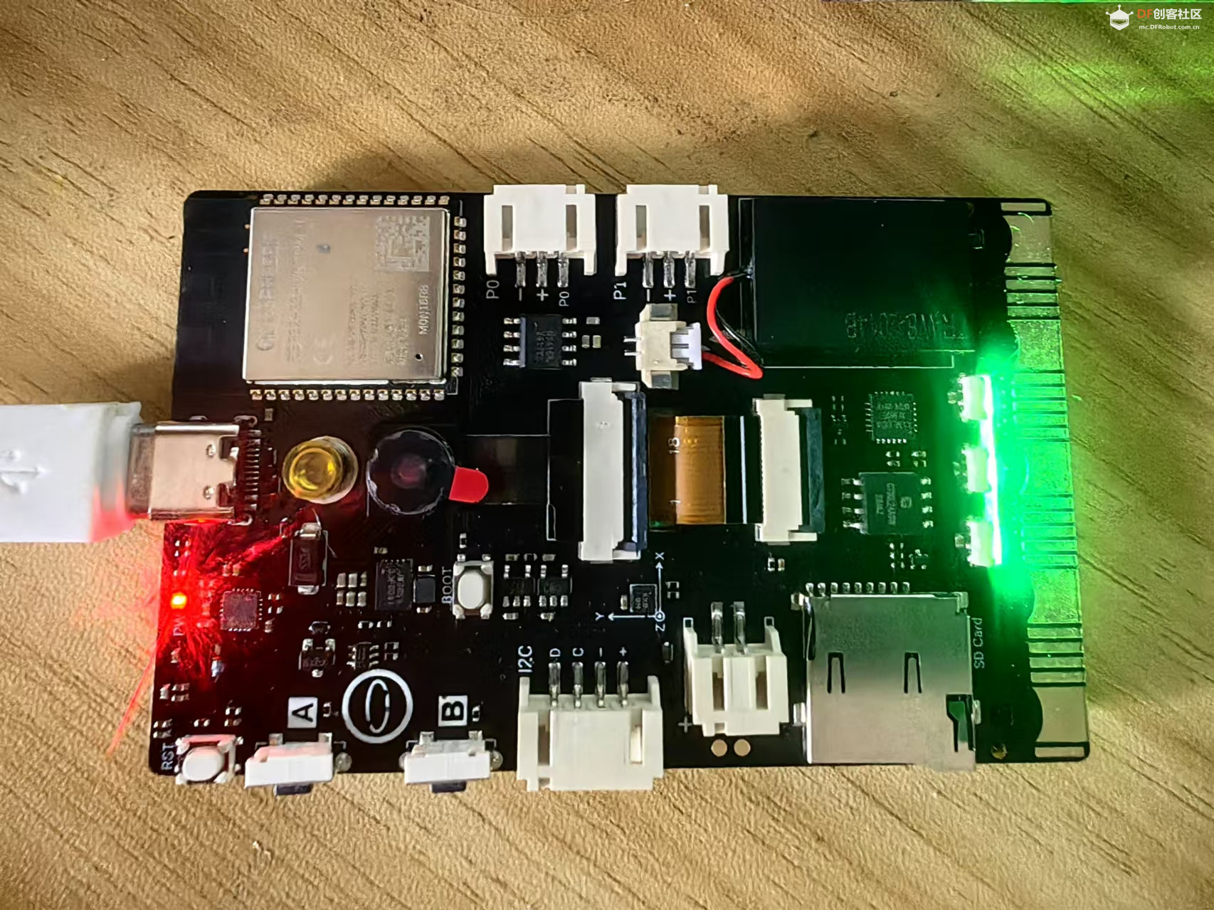 【花雕学编程】RGB LED模拟红蓝色爆闪警灯和绿色呼吸灯图1