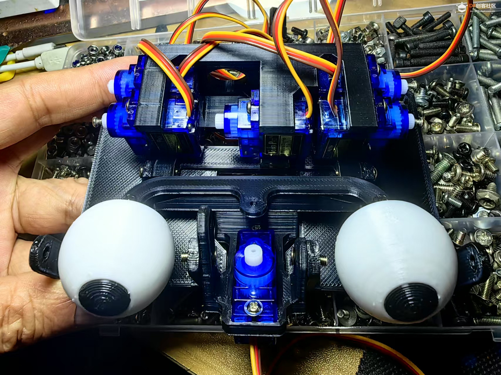 【花雕学编程】Arduino动手做（242）---尝试仿生眼机器人图2