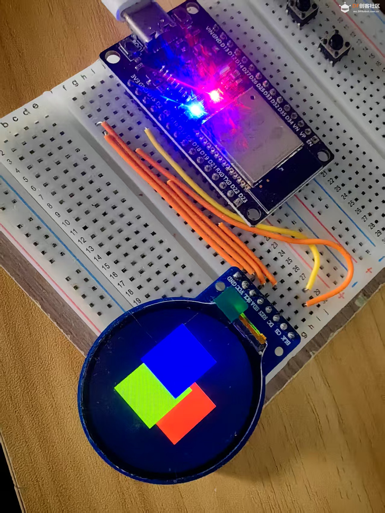 【花雕学编程】Arduino动手做（249）--GC9A01随机红绿蓝矩形图2