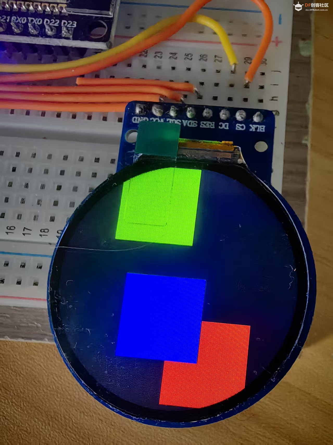 【花雕学编程】Arduino动手做（249）--GC9A01随机红绿蓝矩形图1