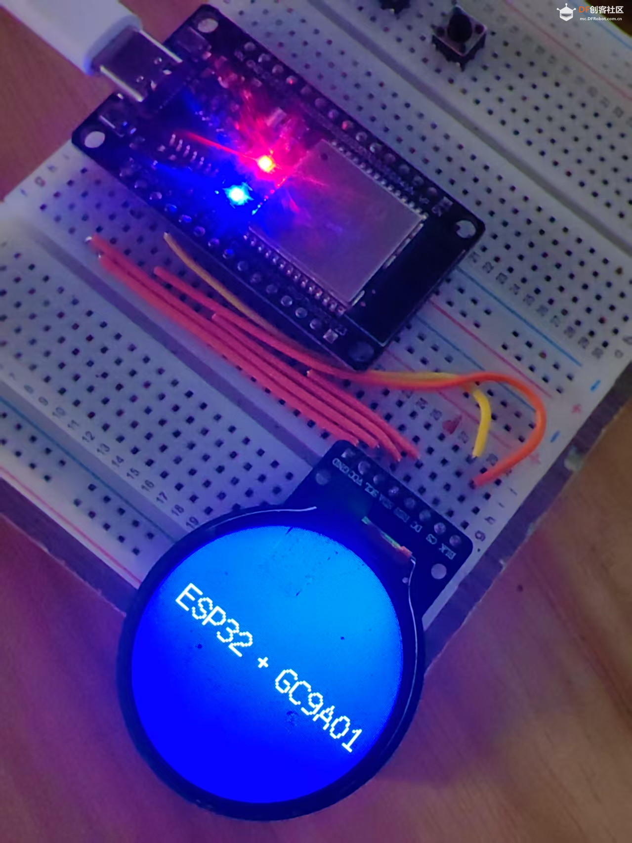 【花雕学编程】Arduino动手做（249）---GC9A01蓝底滚动白字图1