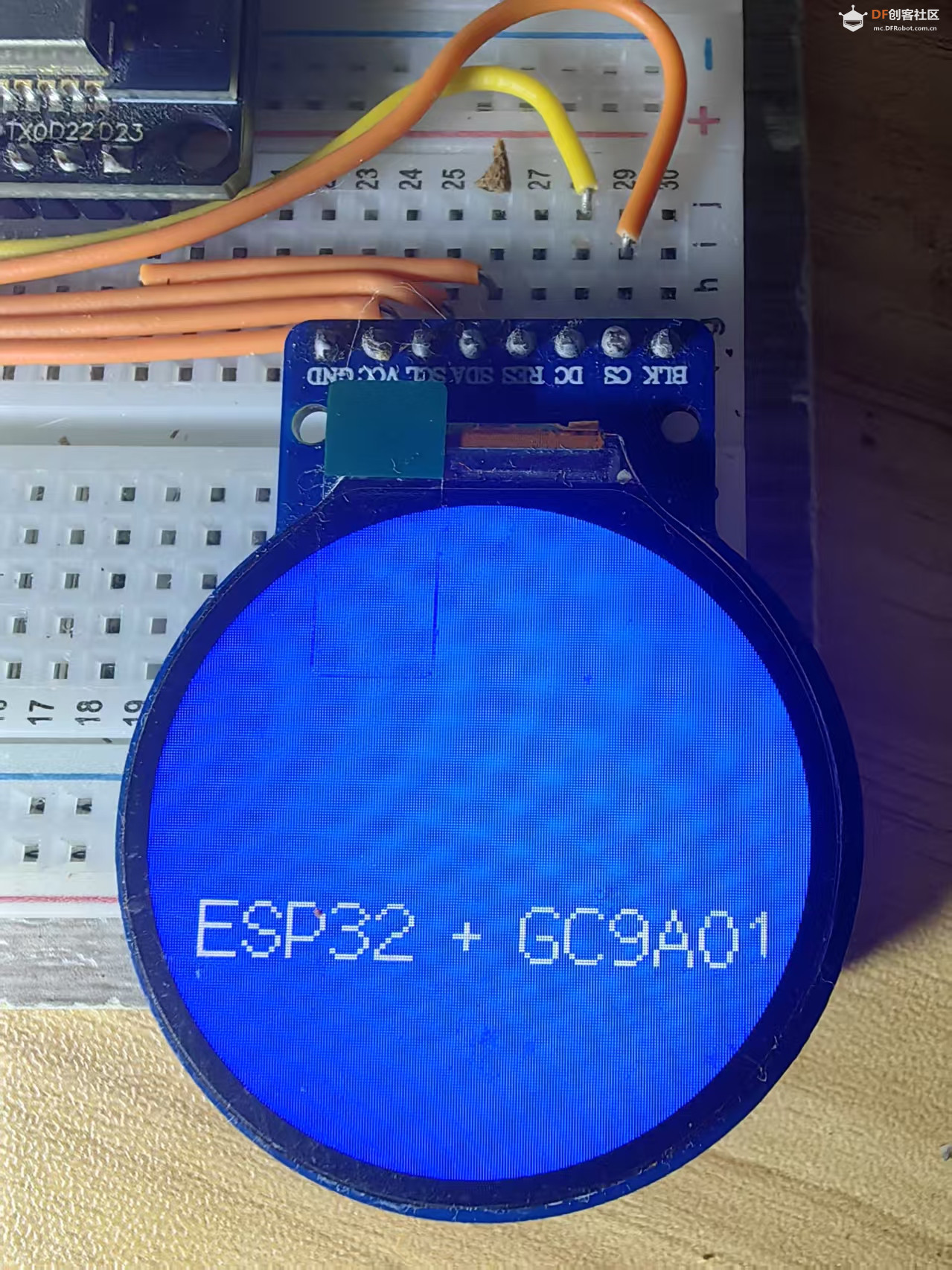 【花雕学编程】Arduino动手做（249）---GC9A01蓝底滚动白字图2