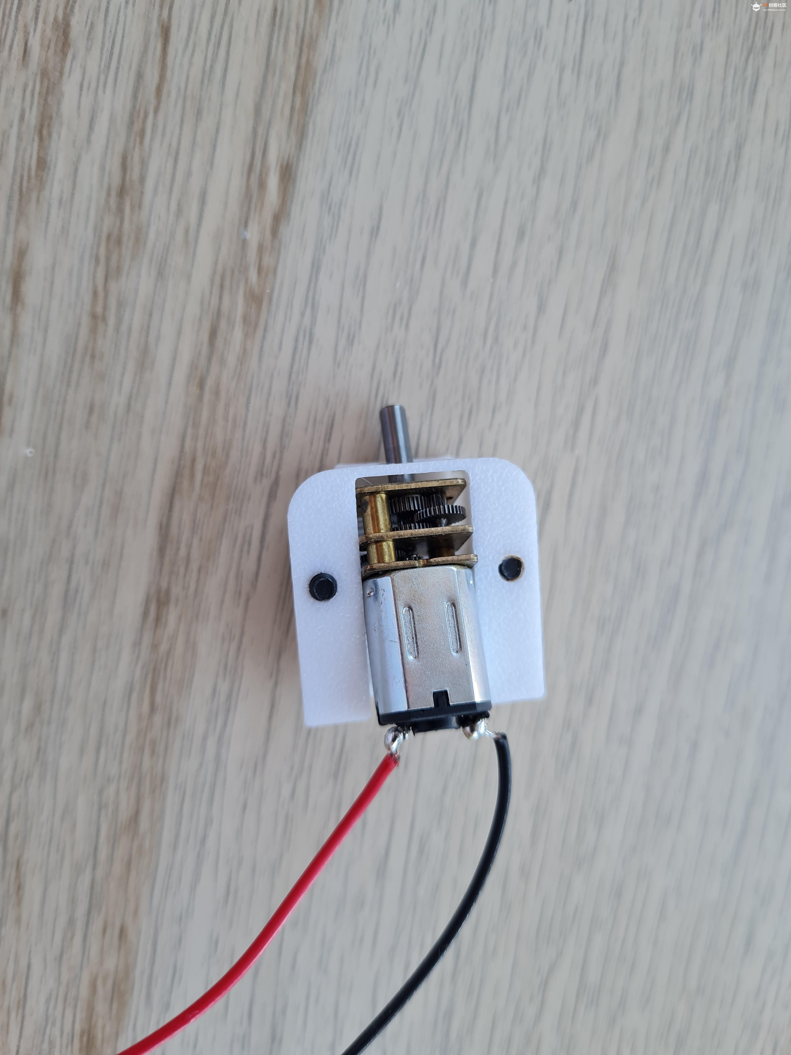 【Arduino 动手做】带有摄像头的 Web 控制 ESP32 桌面机器人图1