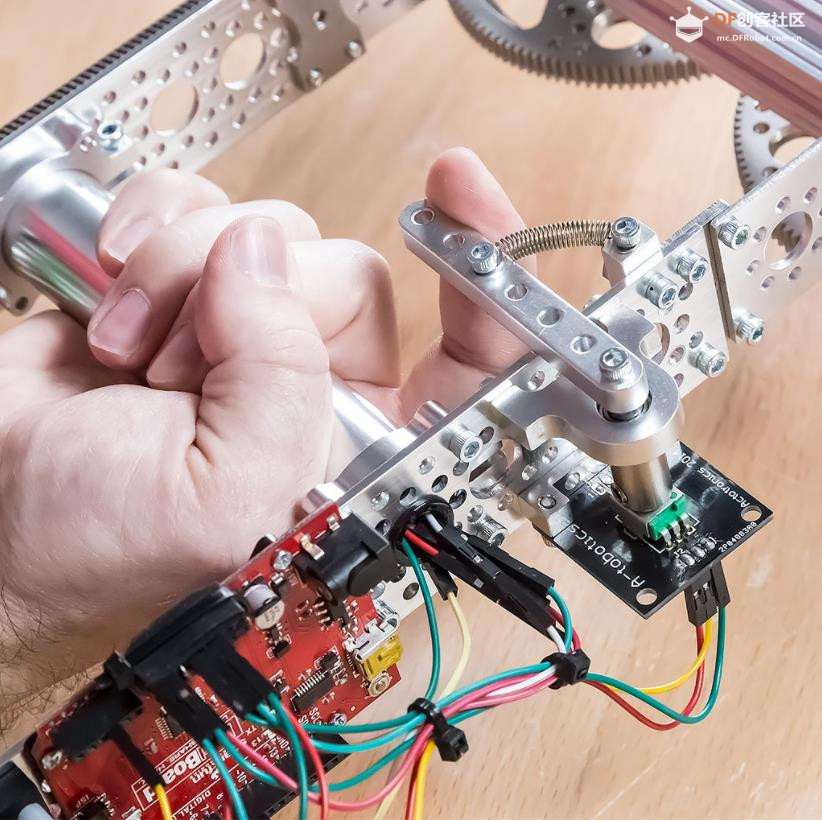 【Arduino 动手做】DeathGrip：机器人利爪手套图1