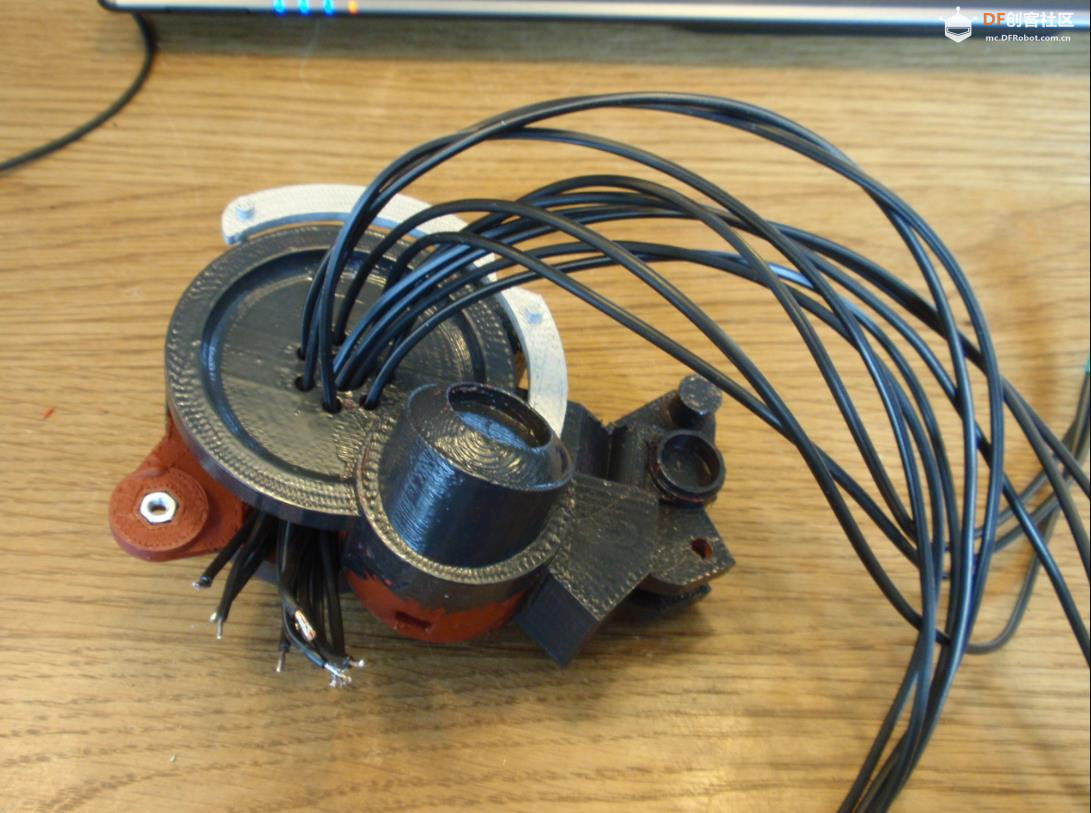 【Arduino 动手做】天花板上的 GlaDOS 四轴机器人吊臂灯图1