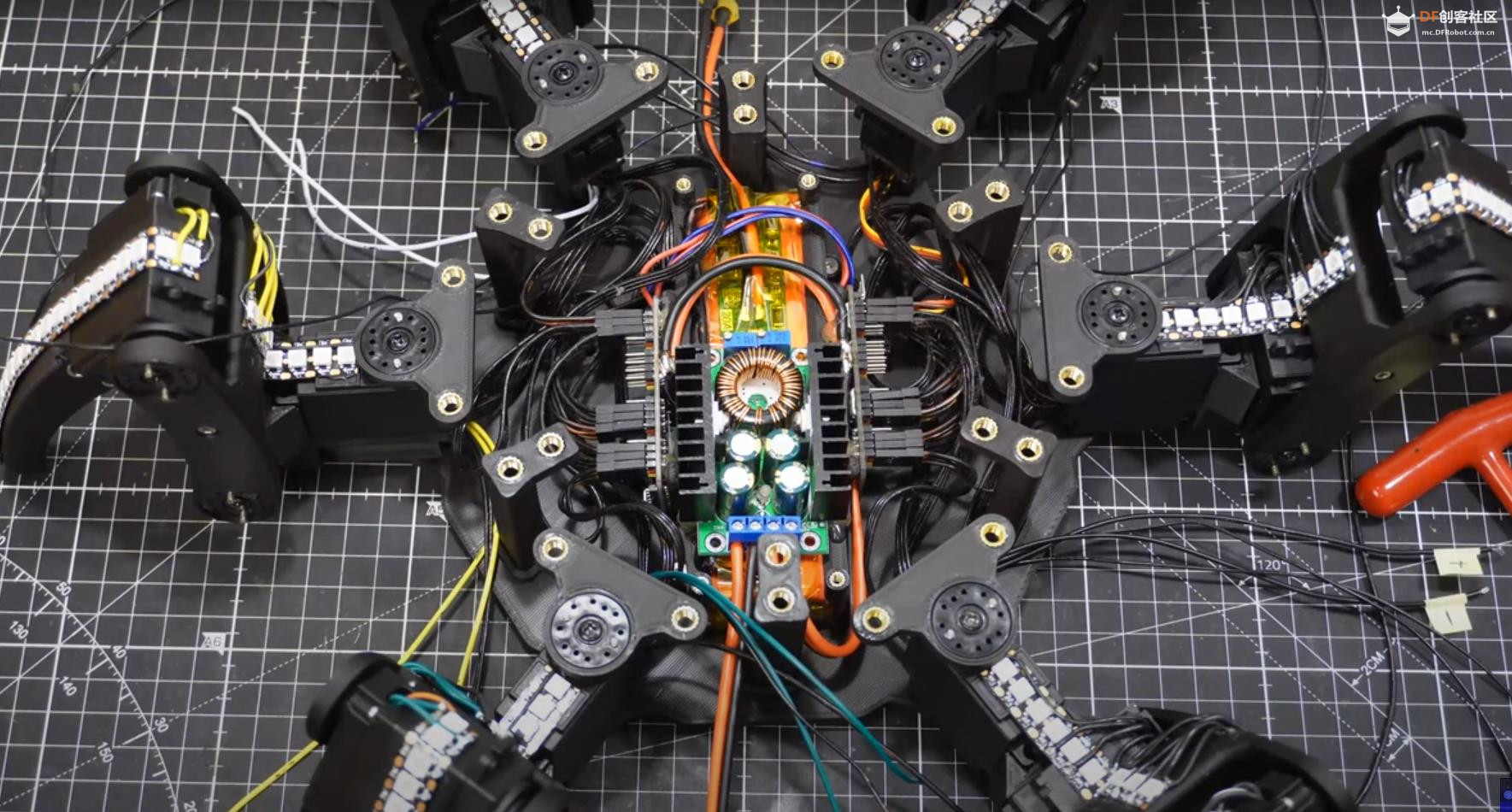 【Arduino 动手做】集成了智控和271颗LED灯的六足机器人图2