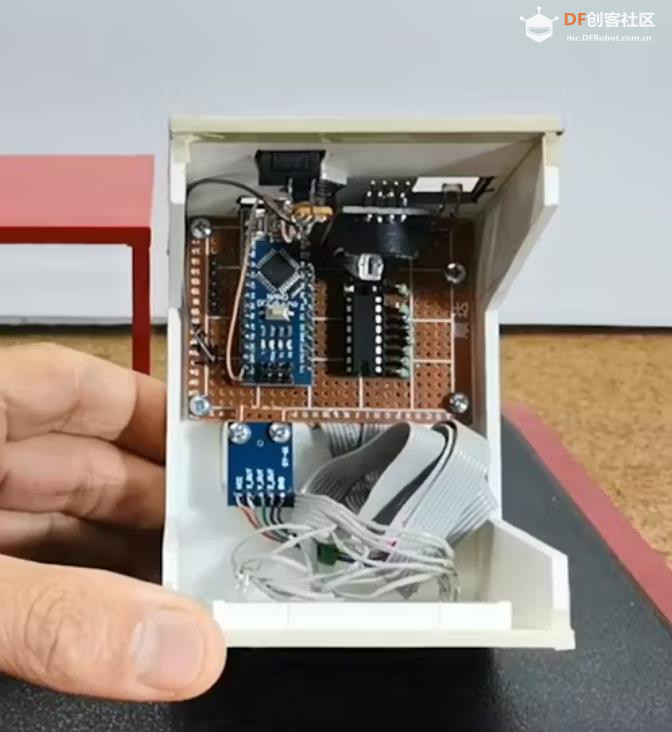 【Arduino 动手做】带 ADXL335的无按钮 LED 矩阵时钟图3