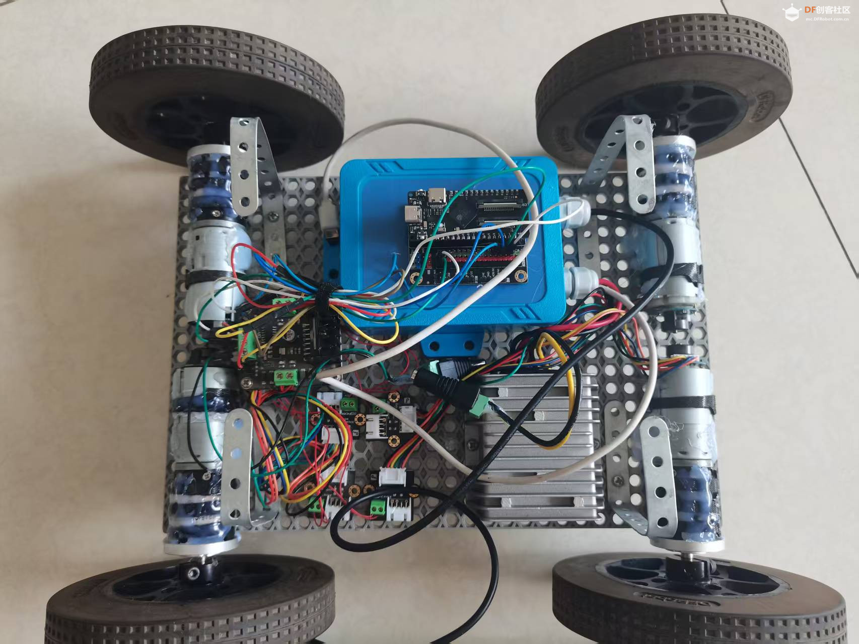 DFRobot FireBeetle 2 ESP32 P4 太阳能车图4
