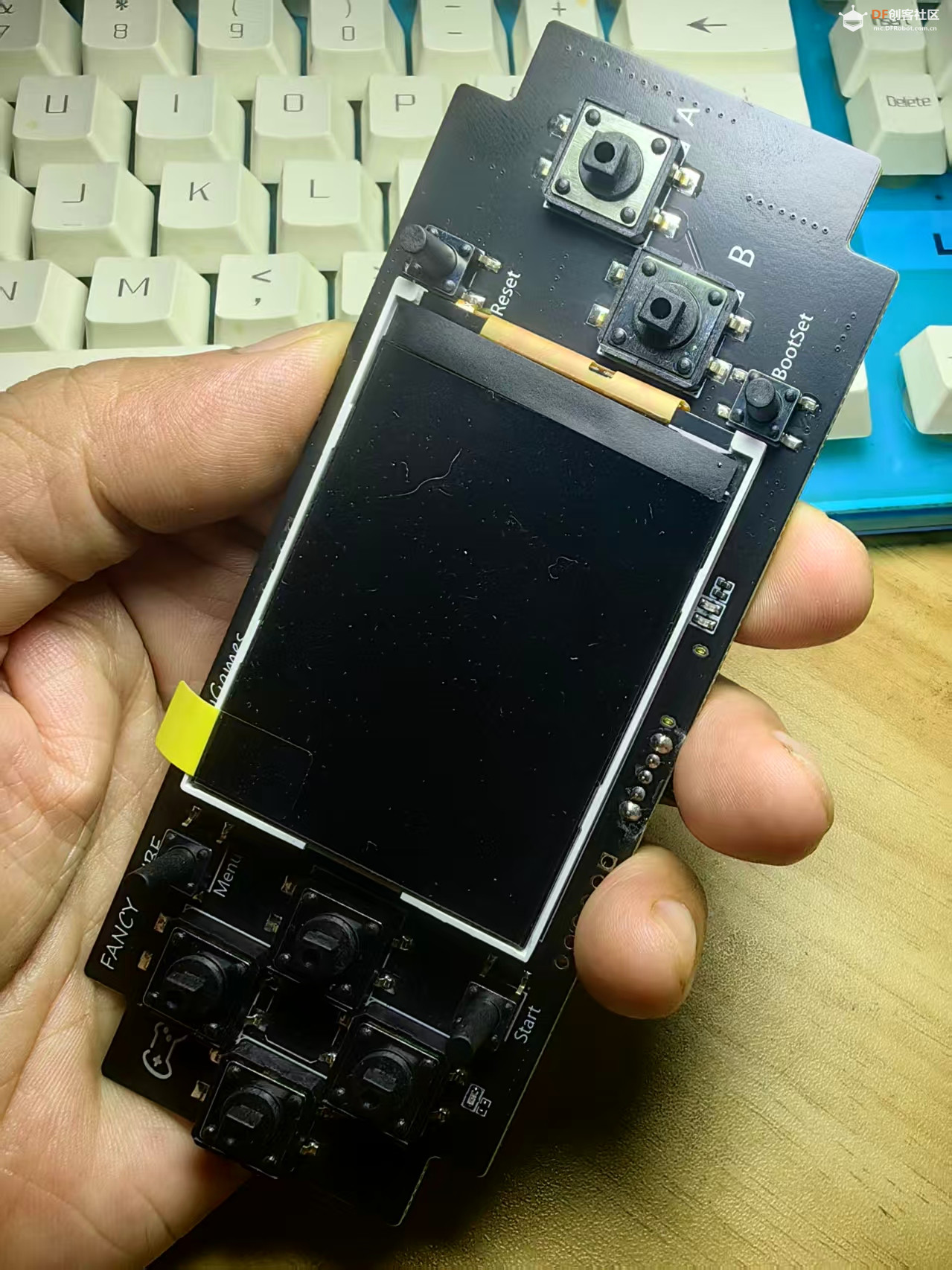 【花雕学编程】Arduino动手做（258）--树莓Pico游戏开发板图1