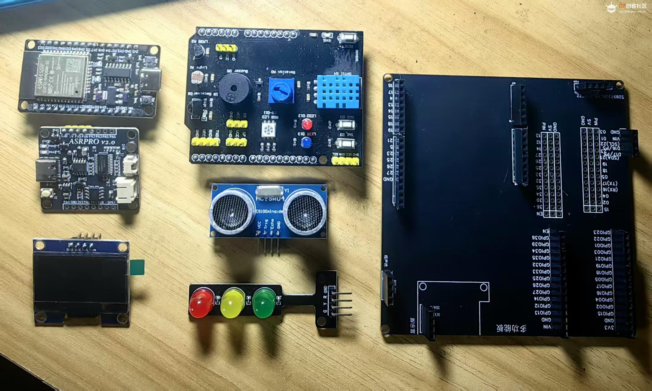 【花雕学编程】Arduino动手做（259）--ESP32多功能扩展底座图1