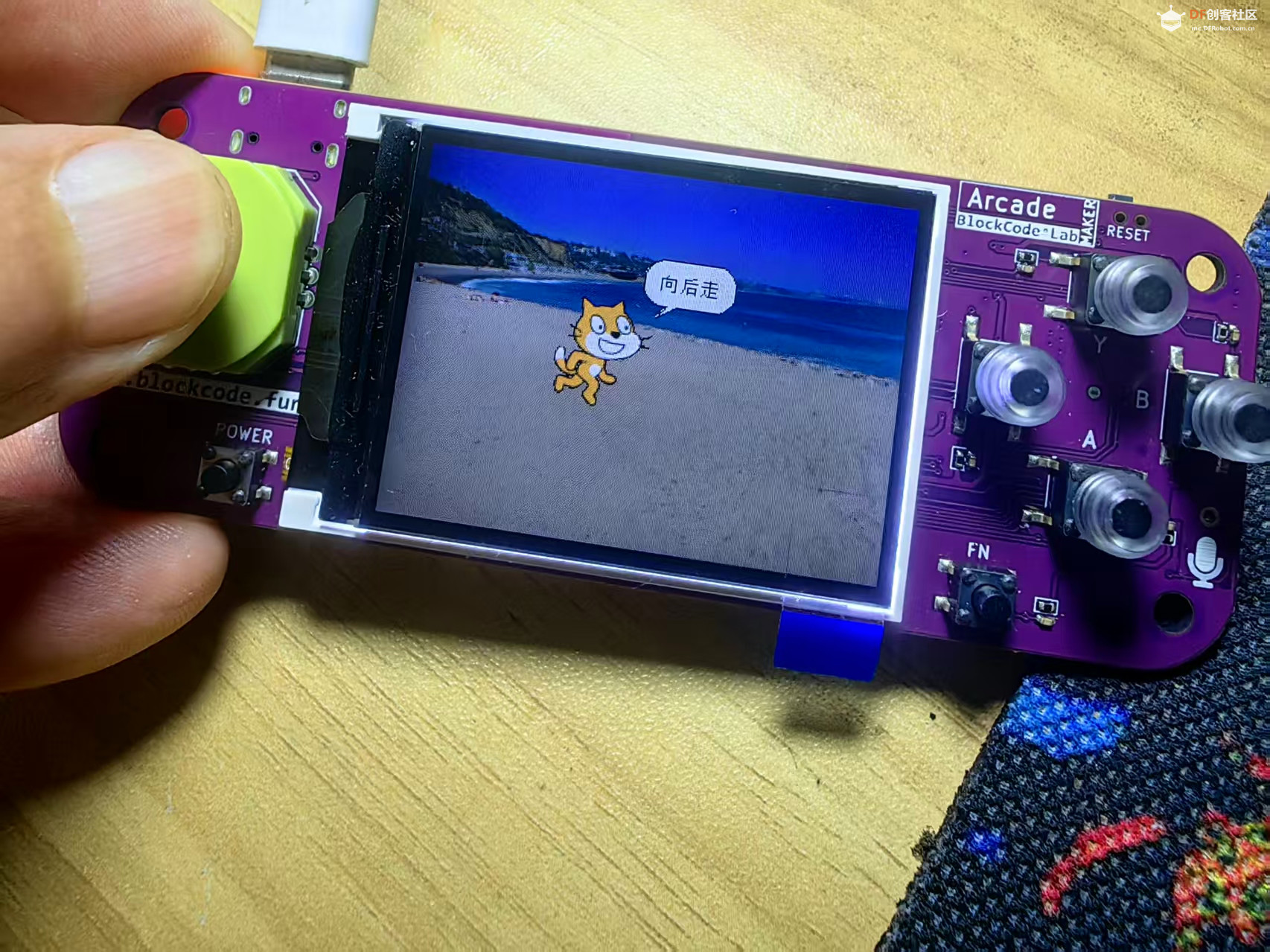 【花雕动手做】Scratch游戏ESP32S3开发板之东奔西跑图4