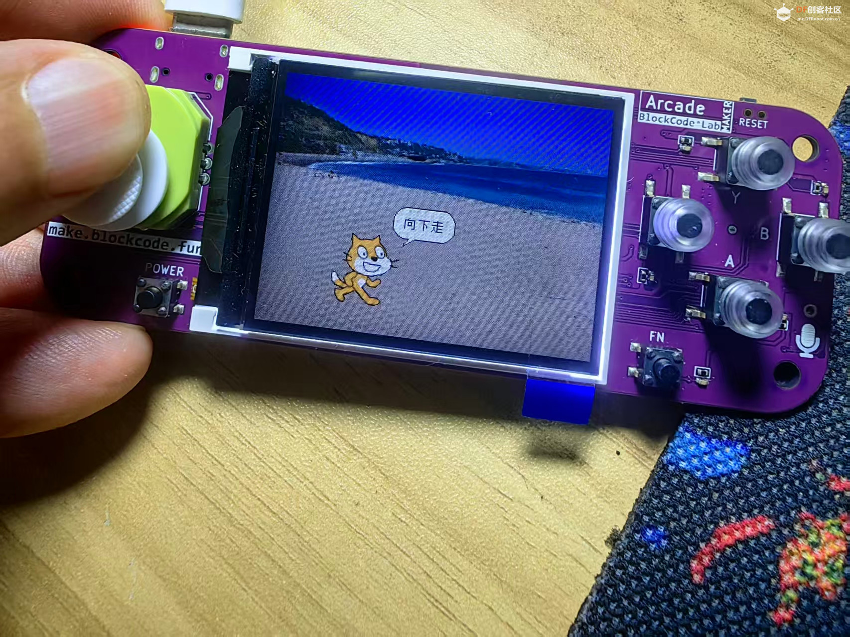 【花雕动手做】Scratch游戏ESP32S3开发板之东奔西跑图6