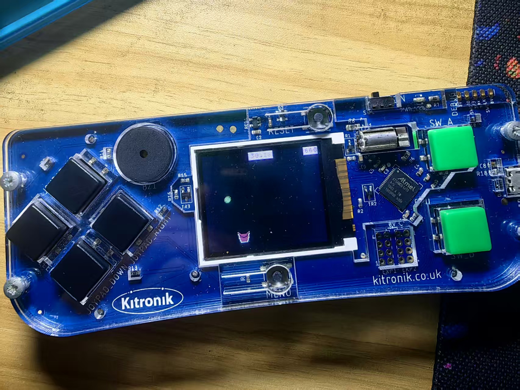 【花雕动手做】基于 Kitronik 游戏机开发板之弹跳桶游戏图3