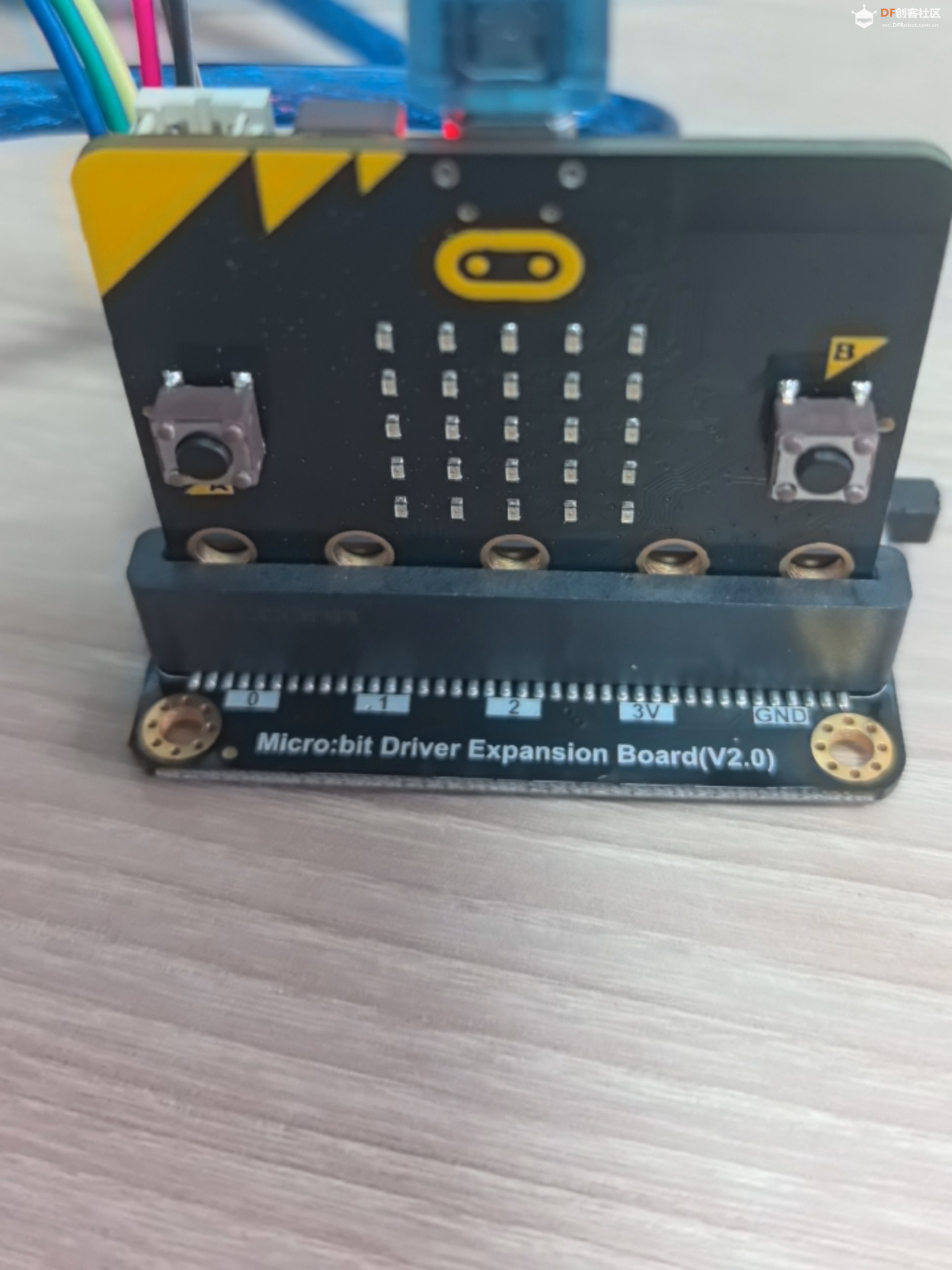 micro:bit电机驱动板扩展LED红绿灯不亮，怎么回事？图2