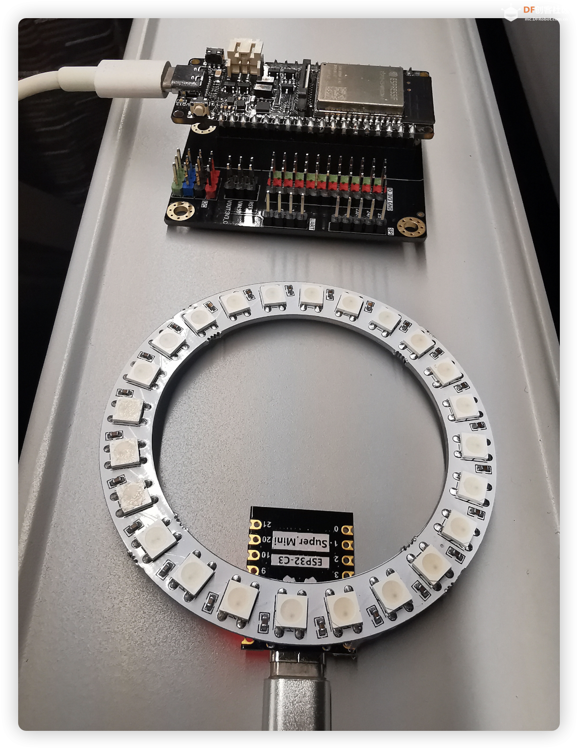Firebeetle 2 ESP32-C5 之 火车上的霓虹灯图2