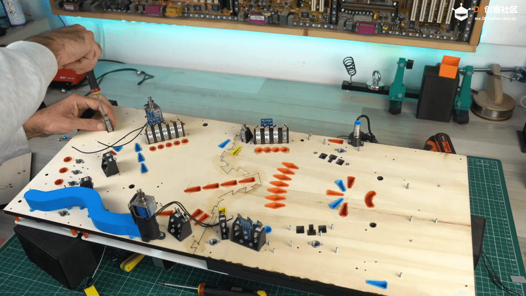 仿生蝙蝠微型无人机、硬核自制弹珠机、“皮肤”级可...图1