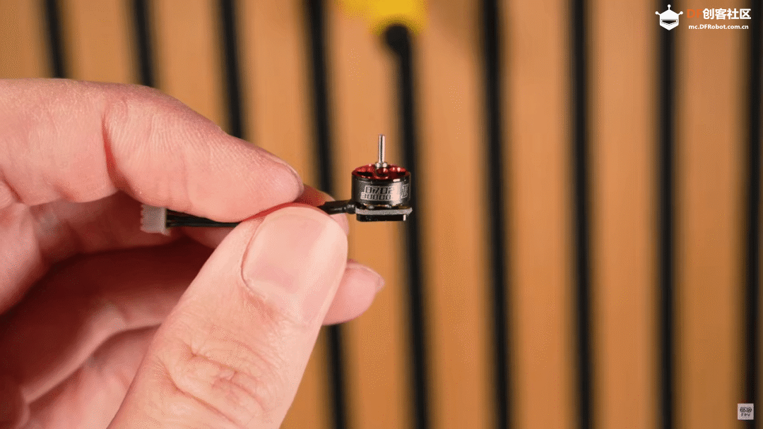 世界上最小的 4K FPV 无人机、iPhone 变身微控制器、会“...图2