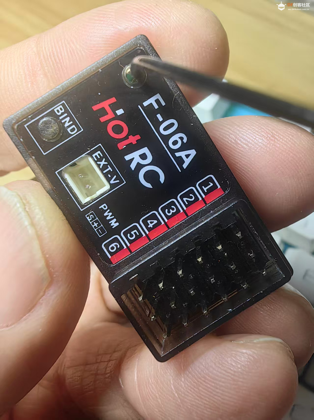 【花雕动手做】机器人底盘 HOTRC DS600 单手 6 通道遥控器图2