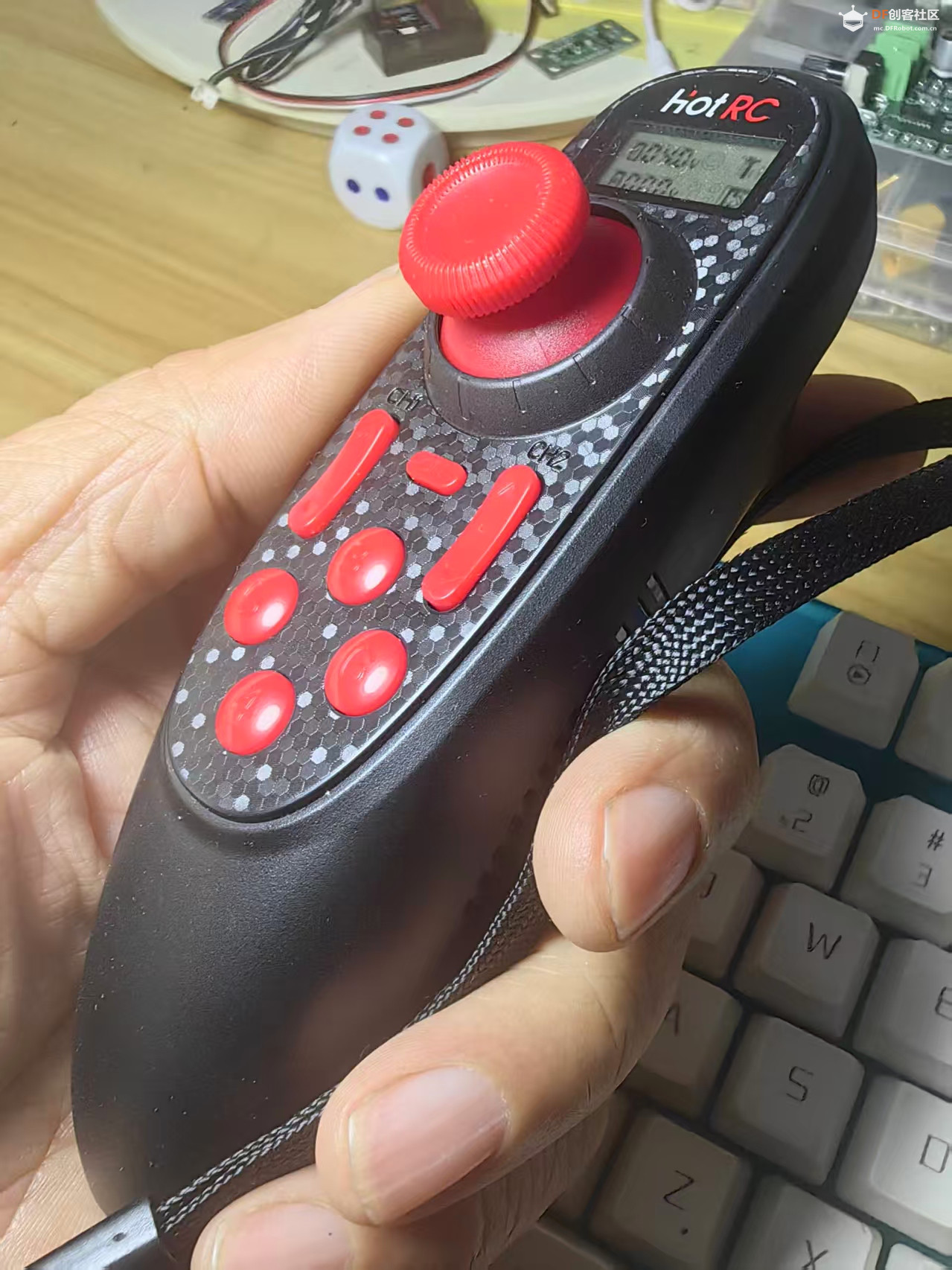 【花雕动手做】机器人底盘 HOTRC DS600 单手 6 通道遥控器图1