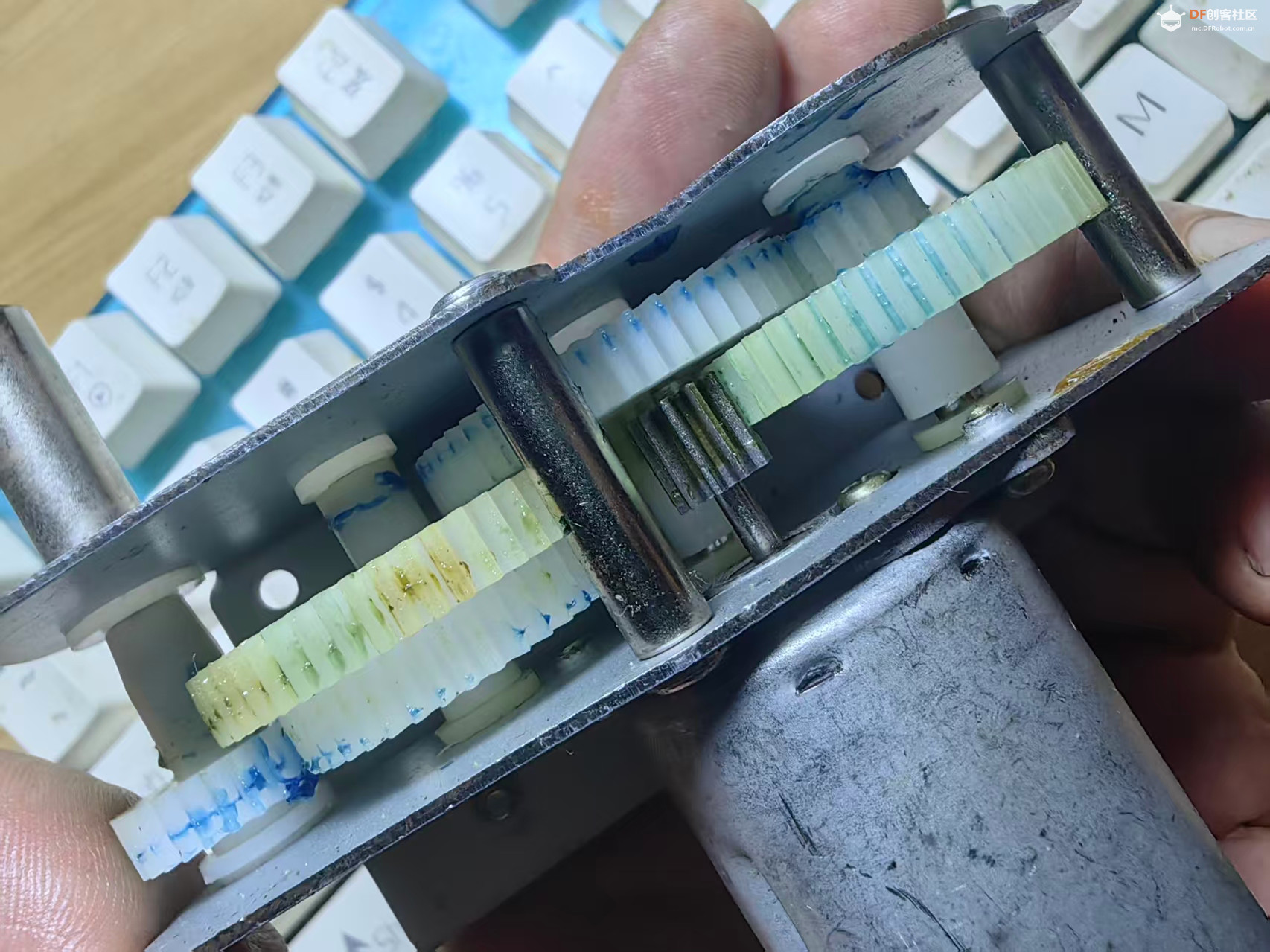 【花雕动手做】坦克波箱齿轮 7.4V 减速电机 DIY 动力模组图1