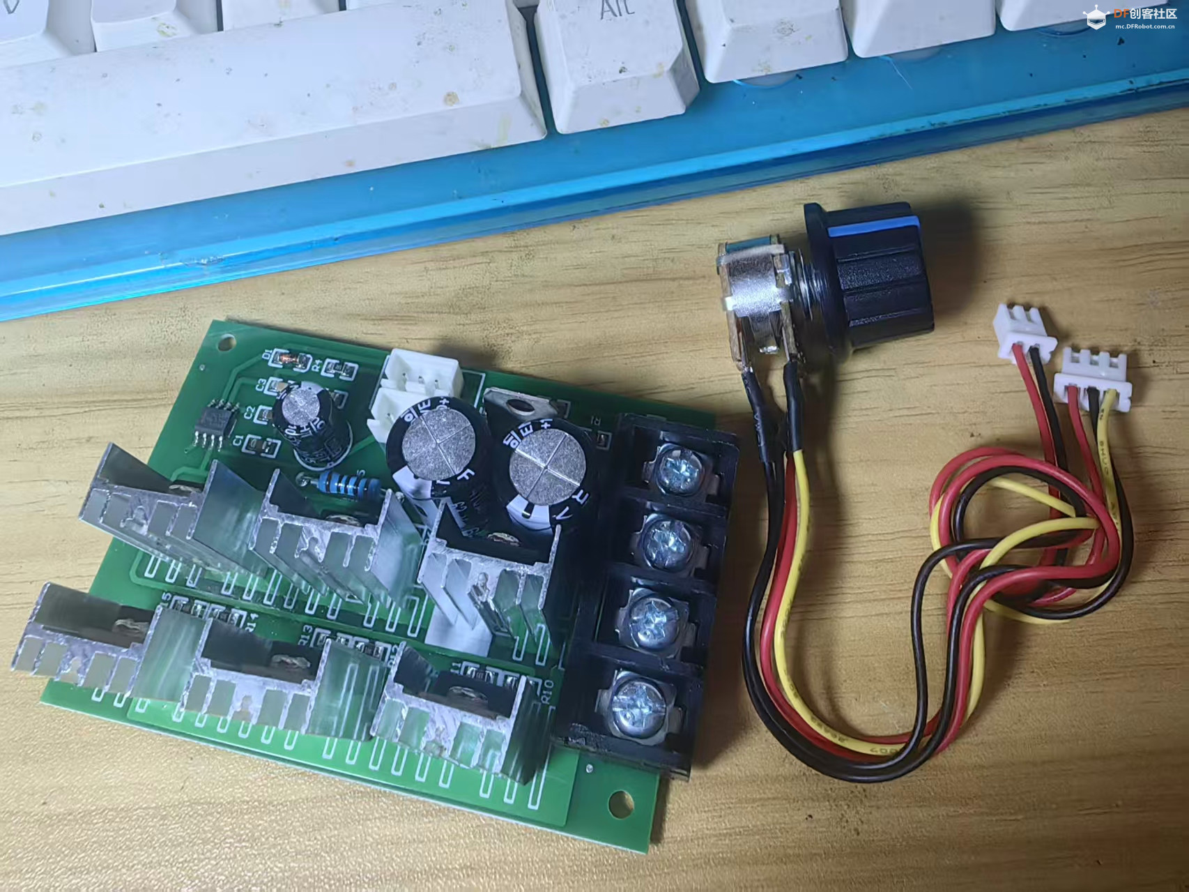 【花雕动手做】使用40A控制器与8080双马达组合风力小车图1